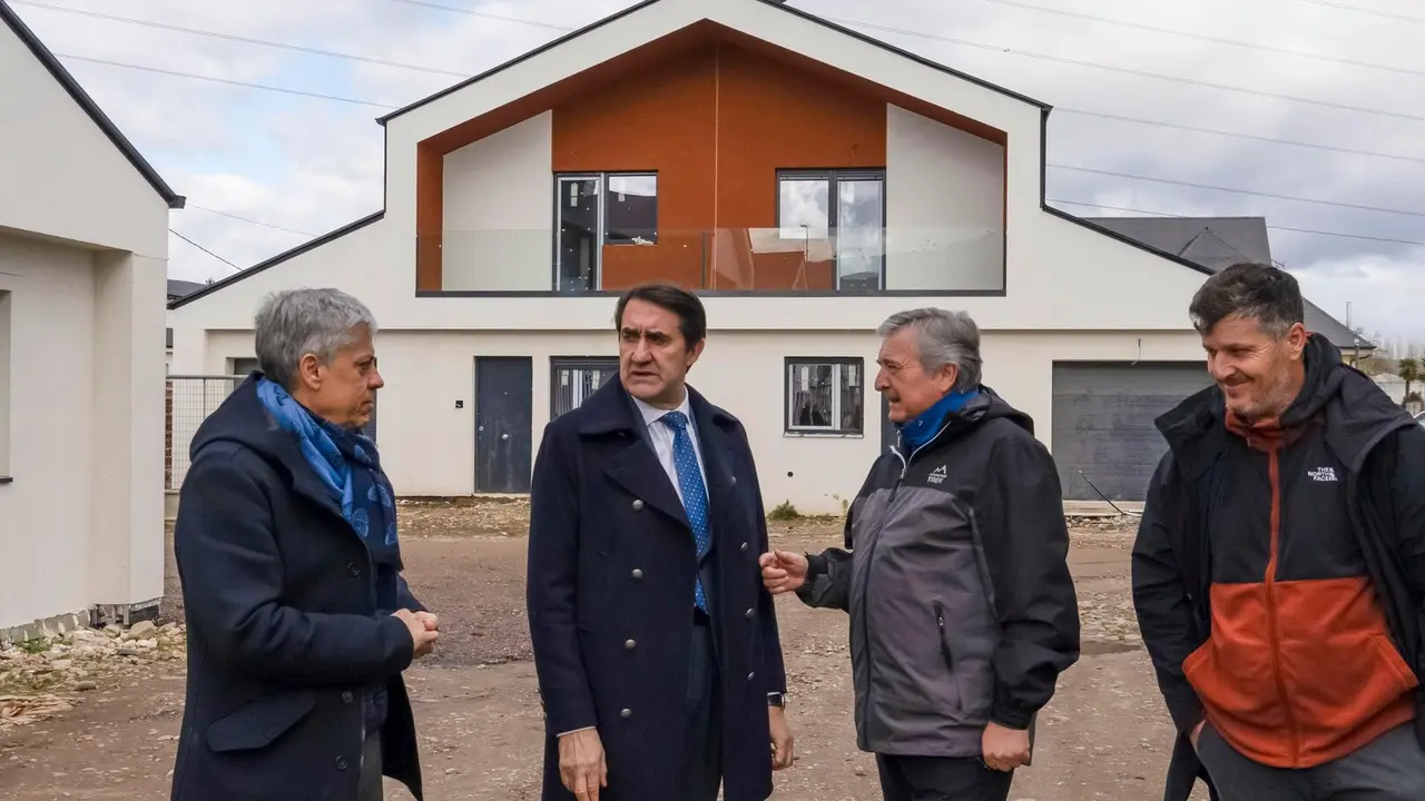 El consejero de Medio Ambiente, Vivienda y Ordenación del Territorio, Juan Carlos Suárez-Quiñones, durante su visita a las obras de la promoción de 32 Viviendas de Protección Oficial en Posada del Bierzo (León)