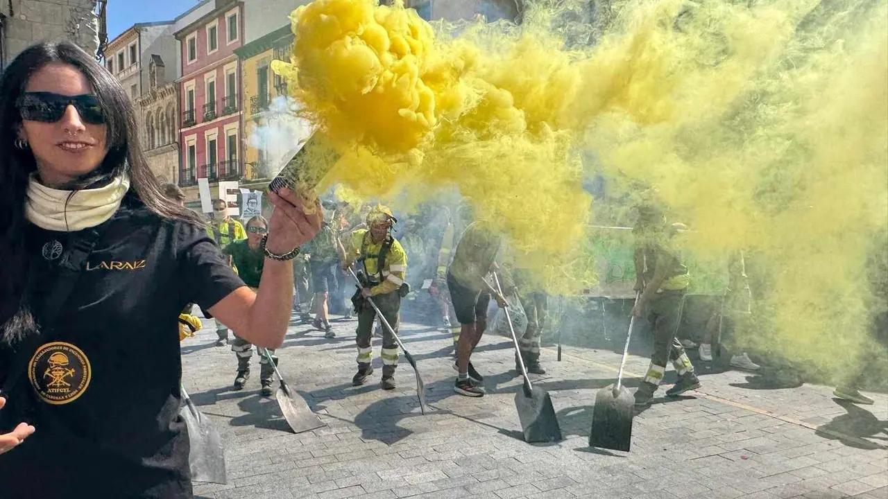 Manifestación y protesta contra la gestión de los incendios este sábado en León.