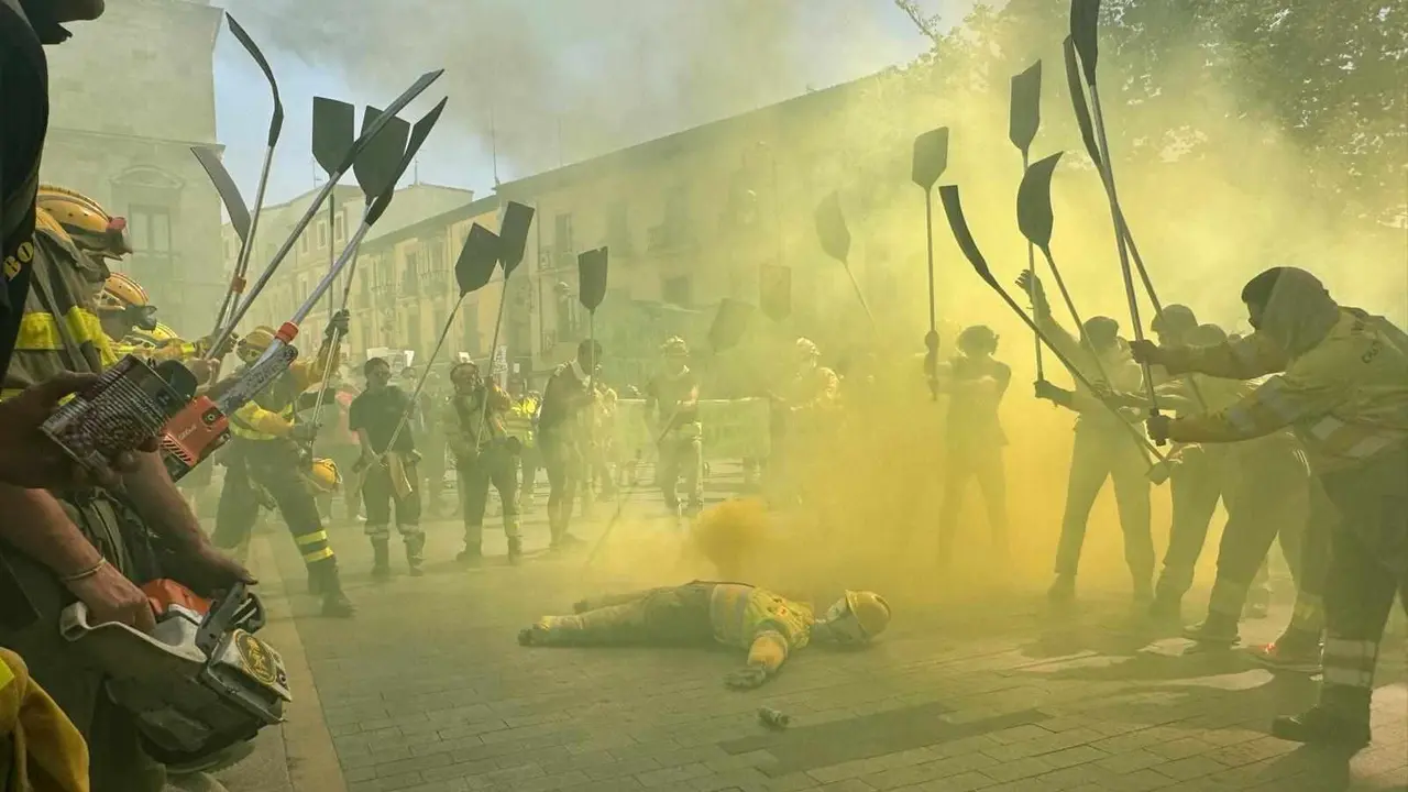 León se vuelca con sus brigadistas forestales en una marcha que reclama "justicia y dimisiones" por una gestión "desastrosa" en los incendios. Fotos: Silvia García