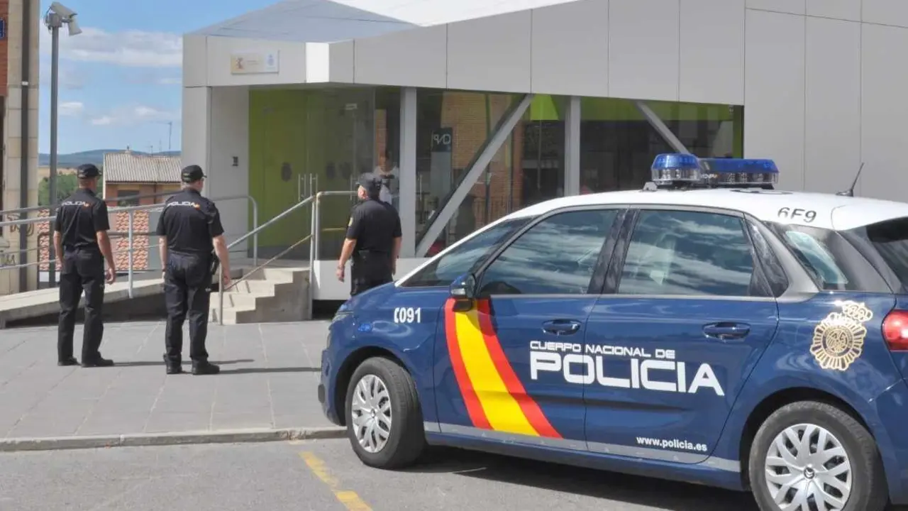 Efectivos de la Policía Nacional en la Comisaría de Astorga.