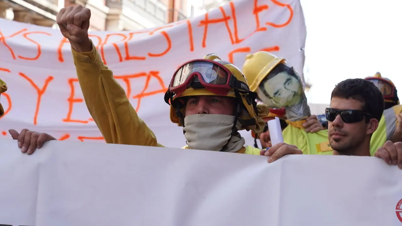Manifestación convocada por la Asociación de Trabajadores de Incendios Forestales de Castilla y León para exigir mejoras en el operativo de prevención y extinción de incendios y la asunción de responsabilidades por la gestión de este verano