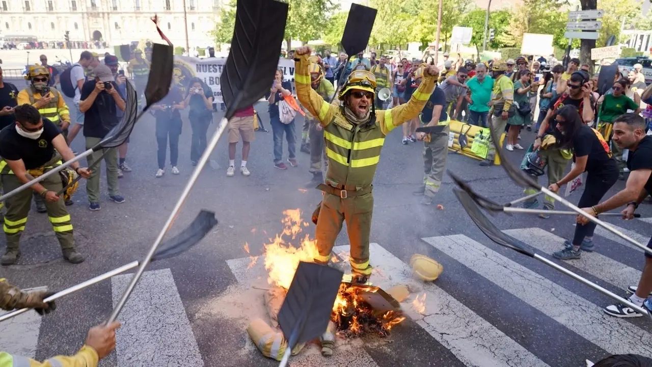 Manifestación convocada por la Asociación de Trabajadores de Incendios Forestales de Castilla y León para exigir mejoras en el operativo de prevención y extinción de incendios y la asunción de responsabilidades por la gestión de este verano