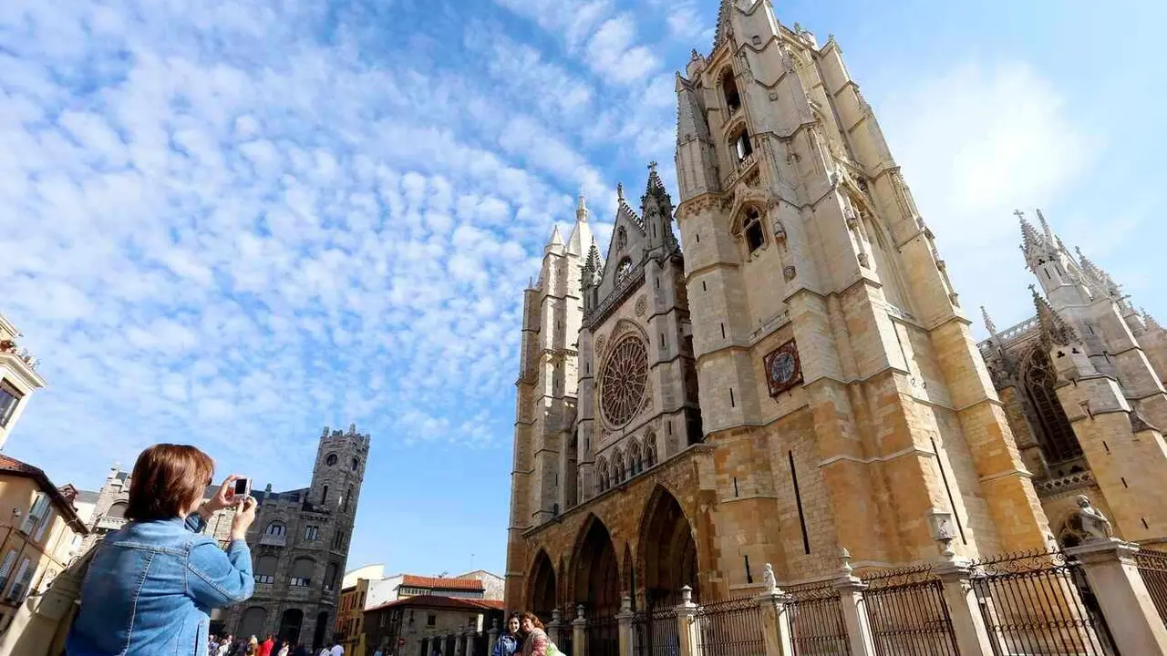 Turistas en la Catedral de León, el sector remarca que el agosto ha sido "desolador".
