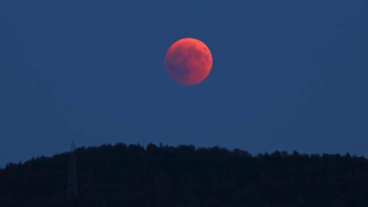 Las nubes amenazan en León el espectáculo del eclipse lunar de este domingo.