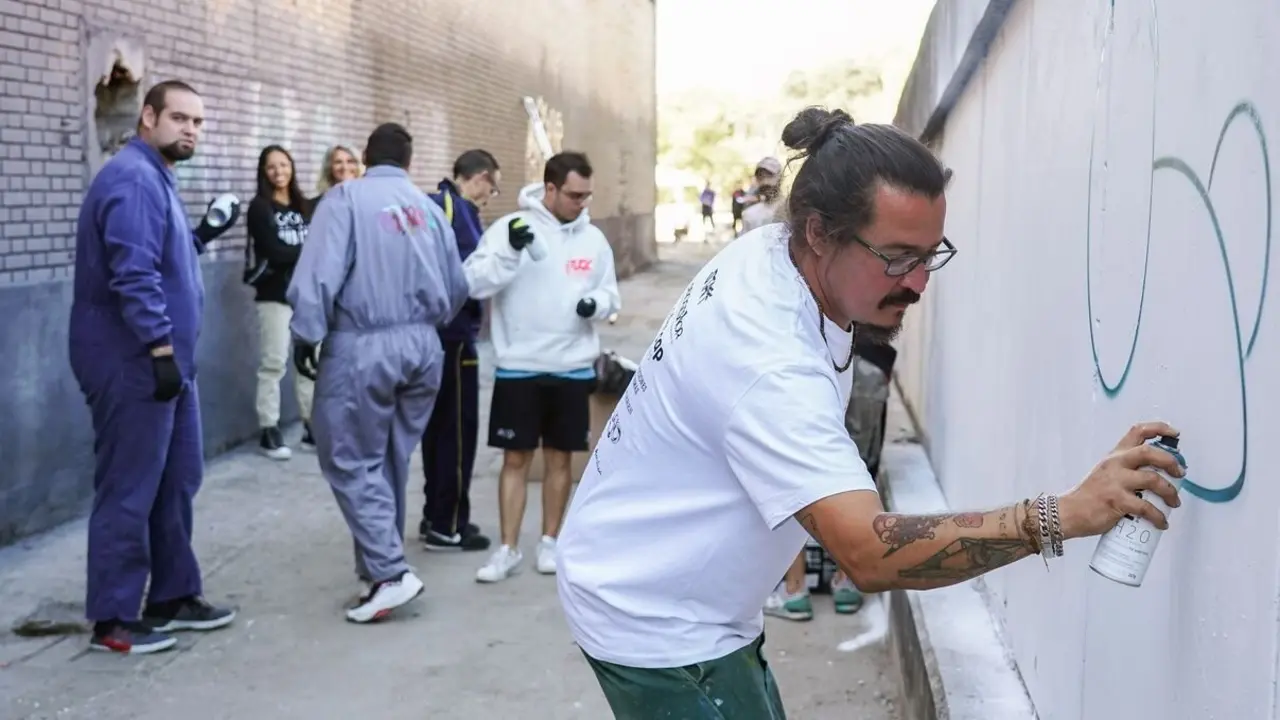 León acoge la celebración de la I Jam que reúne a músicos, artistas y artesanos. En la imagen, el organizador Sergio Canga durante un taller impartido a usuarios de Asprona