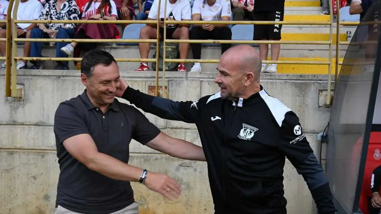 Llona saluda al entrenador del Leganés momentos antes del inicio del partido.