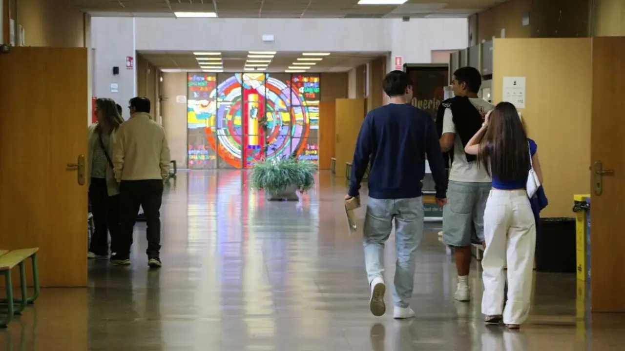 Estudiantes en el Campus de Vegazana de la Universidad de León.