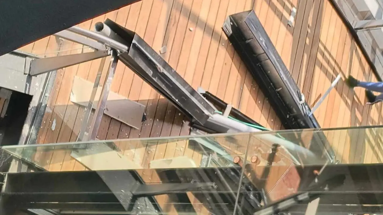 El desprendimiento de una parte de la techumbre del centro comercial Espacio León este lunes ha provocando un enorme caos en el interior de la instalación.
