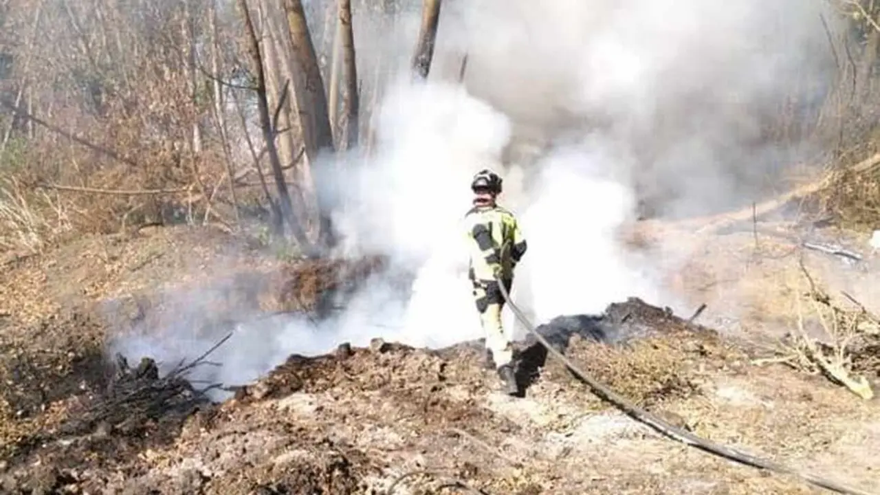 Bomberos del Sepeis, durante la extinción del incendio.