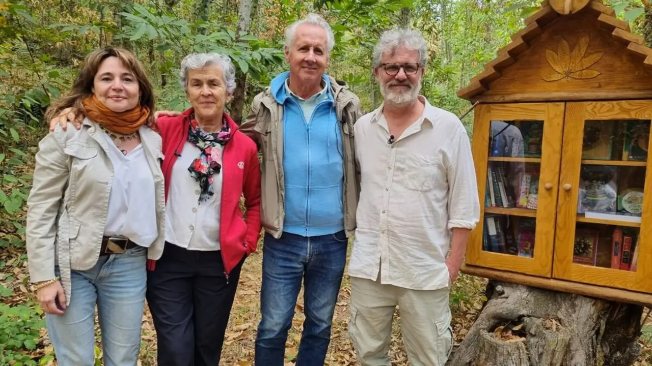 Lorenzo Milá visita El Bierzo para grabar un reportaje sobre los recientes incendios. En la imagen junto a miembros de la Asociación Bierzo Vivo