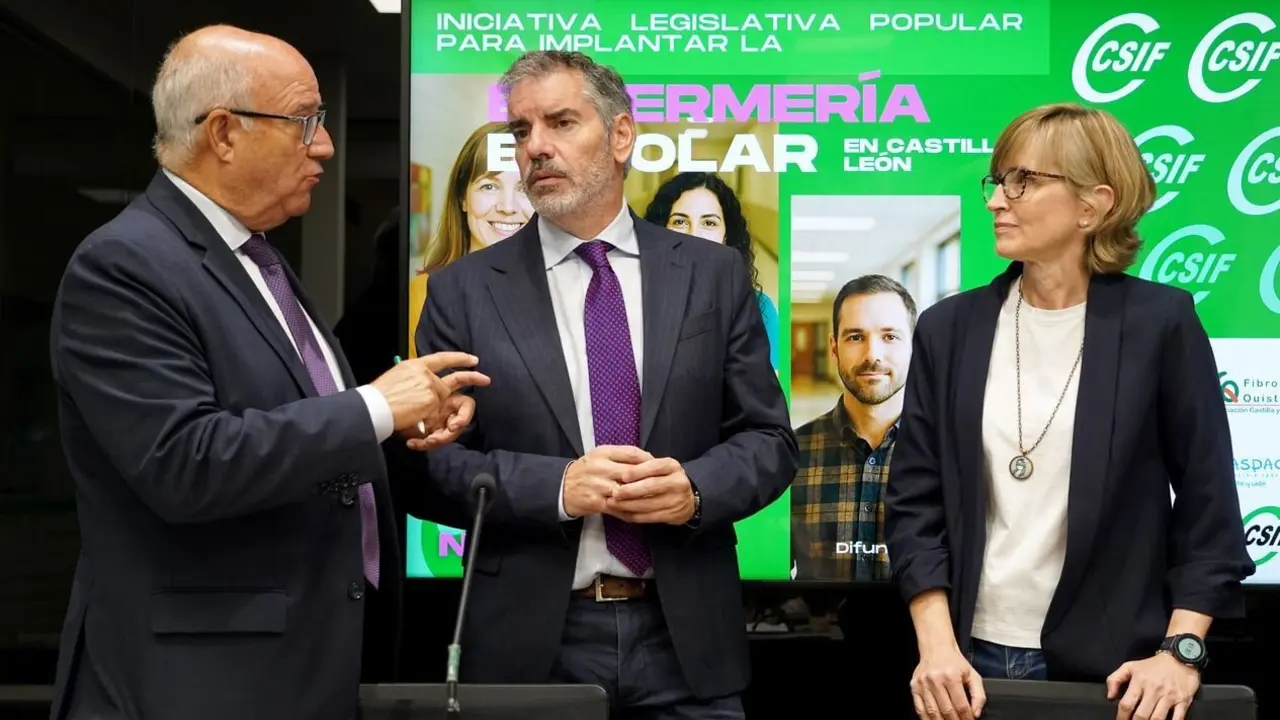 El presidente de CSIF en Castilla y León, Benjamín Castro; el presidente del Consejo de Enfermería de Castilla y León, Enrique Ruiz; y la presidenta de Confapacal, María Soledad Alegre, inician la campaña de recogida de firmas para que las Cortes aprueben la Ley de Enfermería Escolar. Foto: Leticia Pérez.