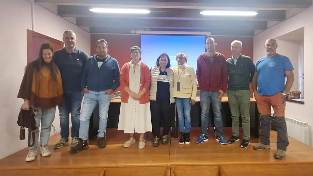Foto de familia a la conclusión del encuentro mantenido en la localidad de Murias de Paredes.