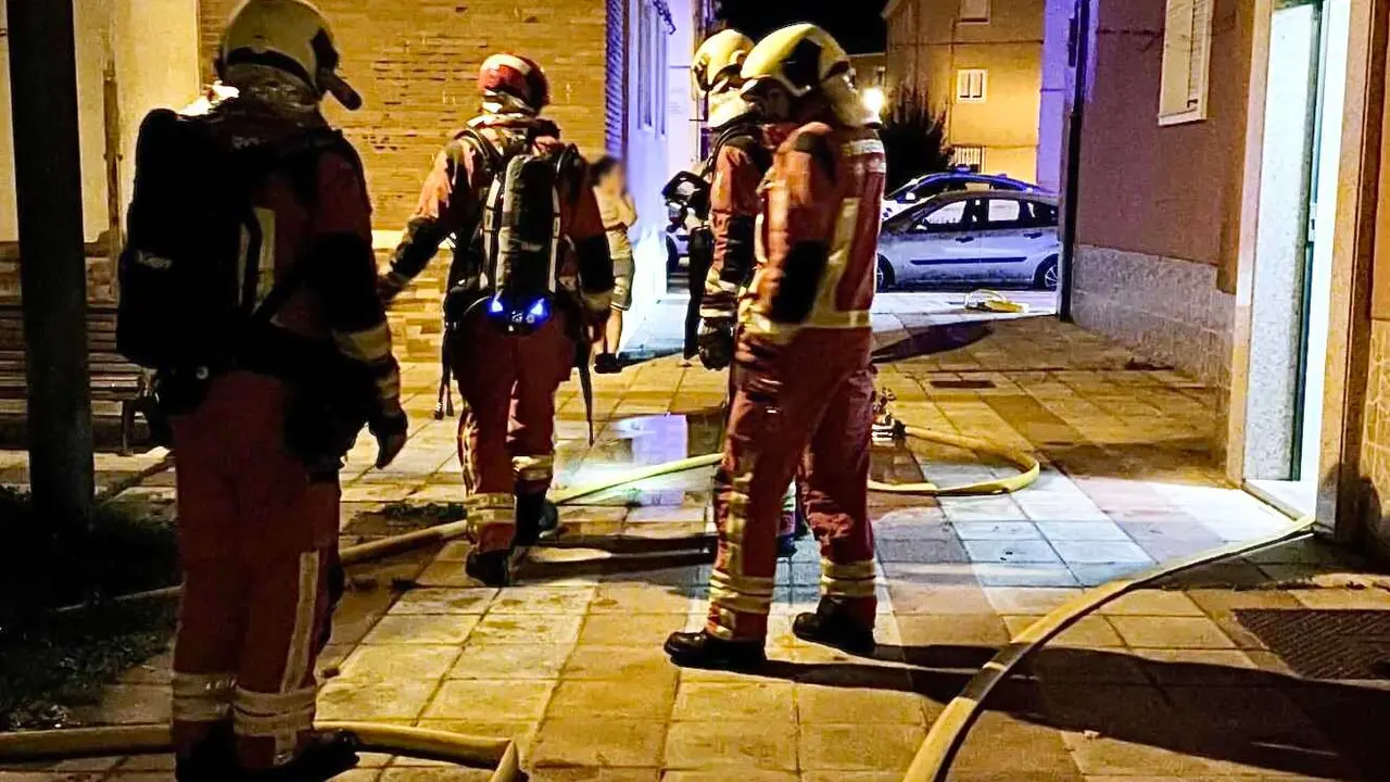 Bomberos de León, durante la intervención por la explosión de la batería de un patinete en Pinilla.