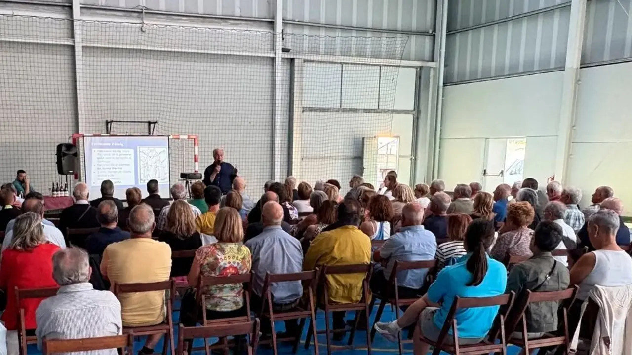 mesa redonde en el Pabellón Municipal Camino y Yantar 1