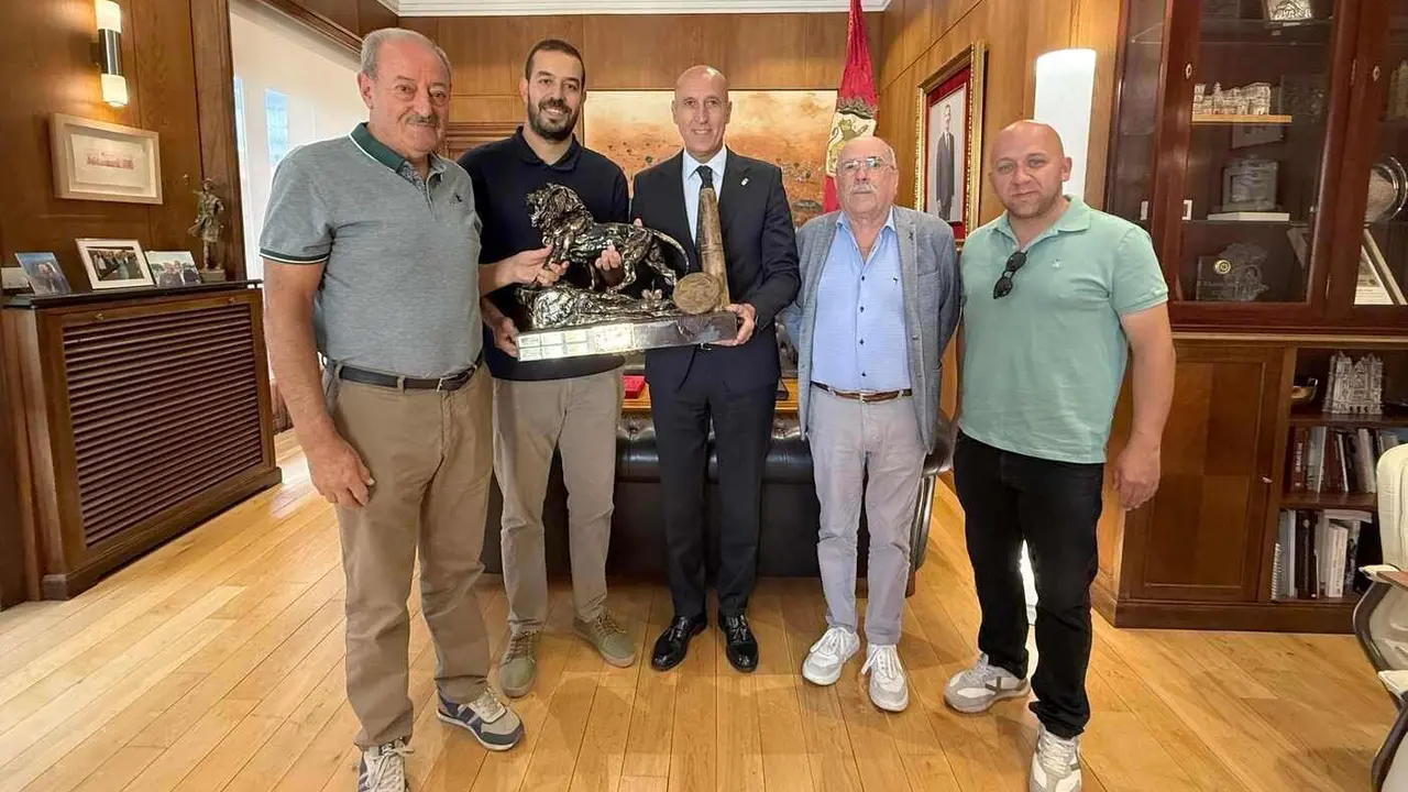 El alcalde de León, José Antonio Diez, acompañado por el concejal de Participación Ciudadana, Álvaro Pola, recibió en el consistorio al equipo de bolos ‘León Ciudad’.