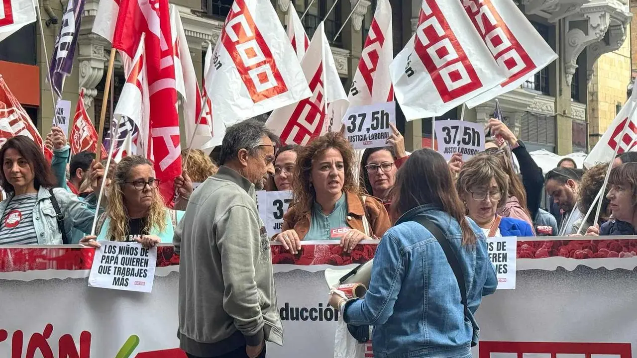 Concentración conjunta de representantes de UGT y CCOO frente a la sede de la Federación Leonesa de Empresarios (Fele) para reducir la jornada a 37,5 horas.