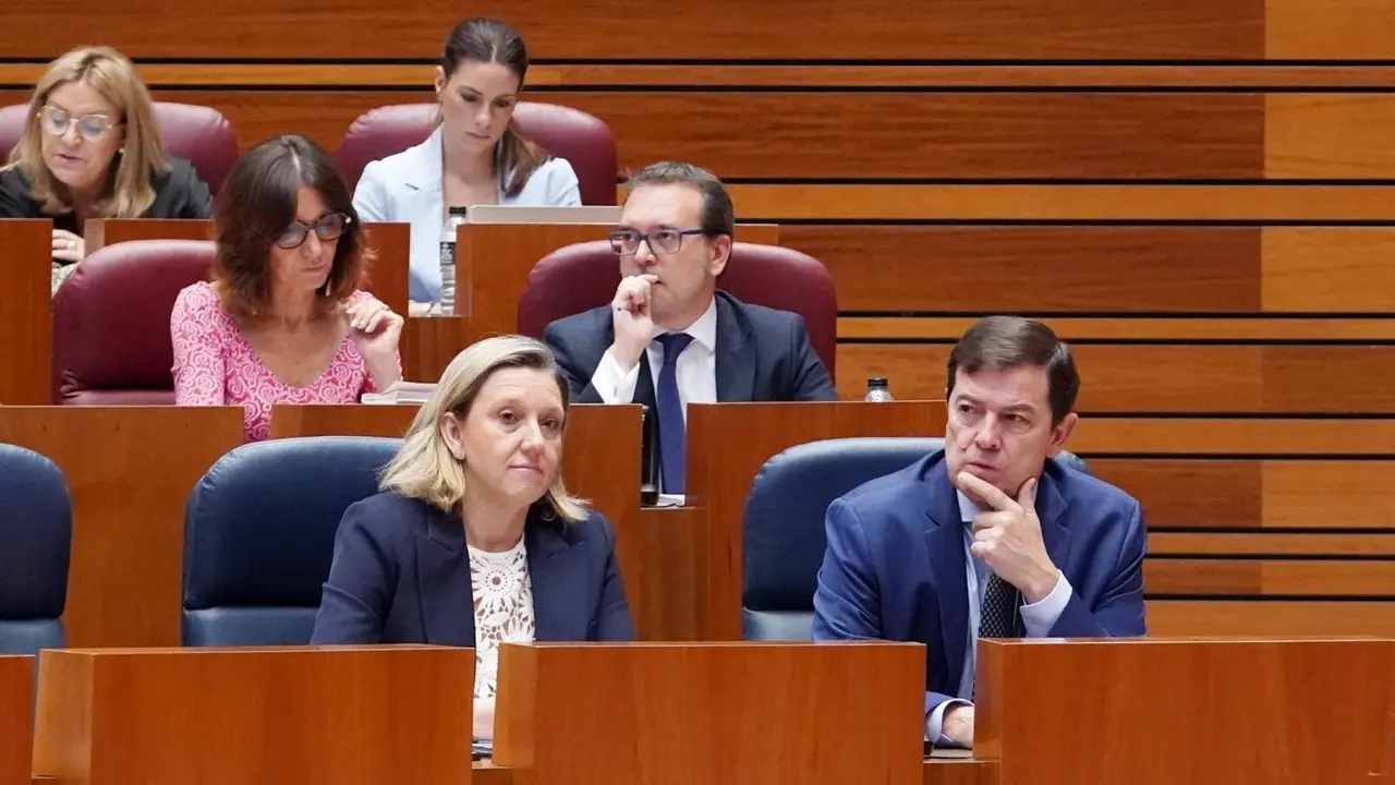 Alfonso Fernández-Mañueco, durante el pleno de las Cortes.