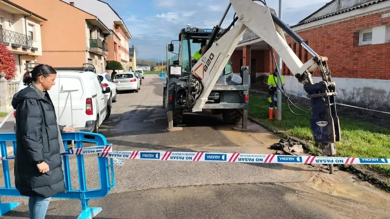 Operarios trabajando en una avería en la red de suministro de agua en Fuentesnuevas.