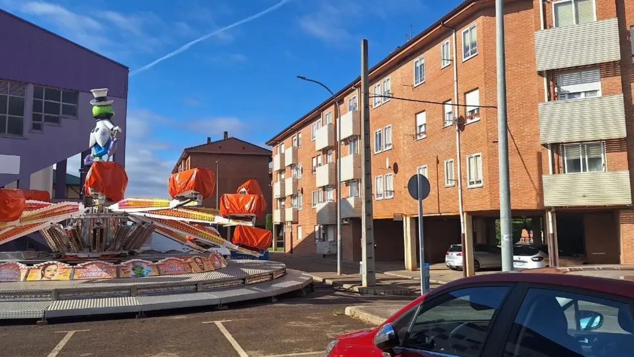 atracción de feria junto a una vivienda