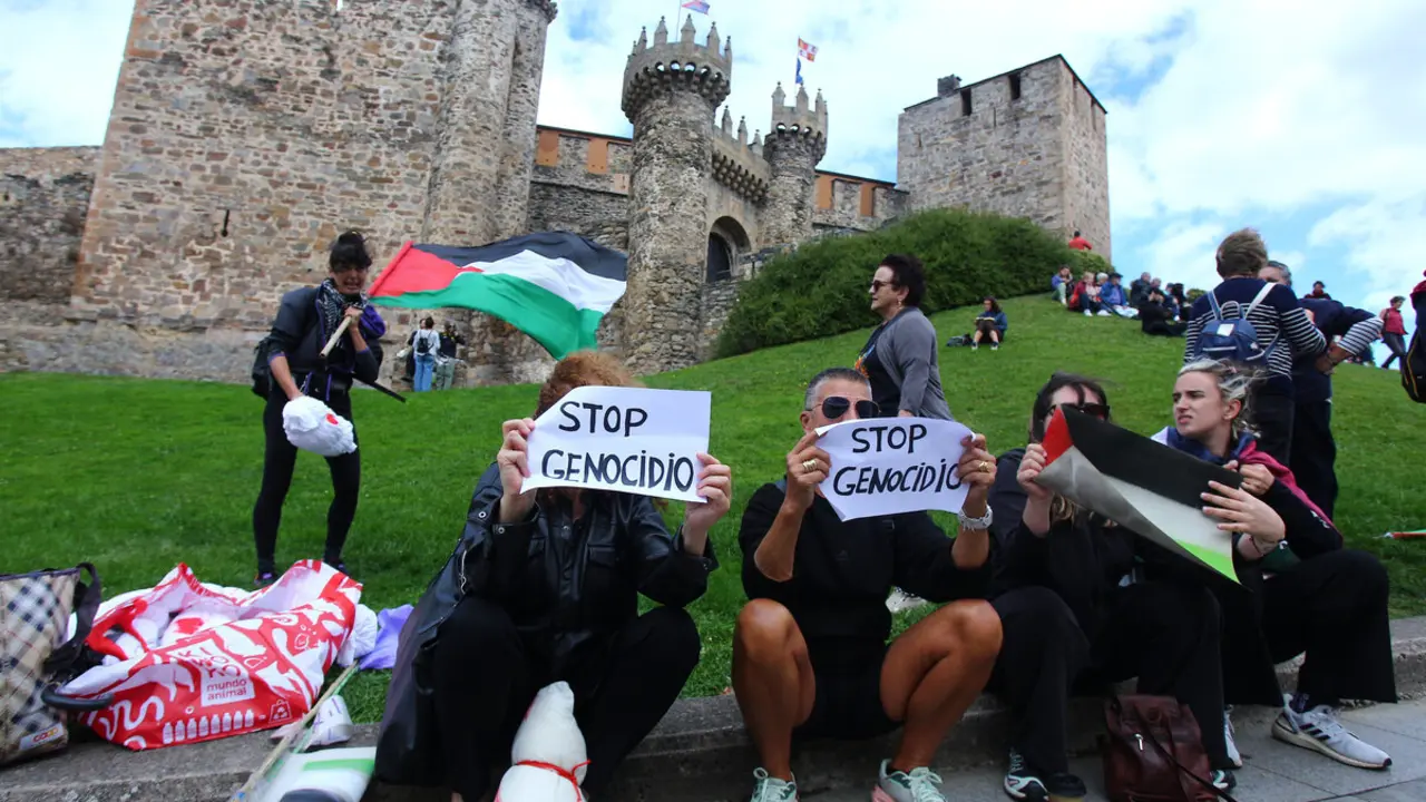Manifestantes contra el genocidio en Gaza frente al Castillo de los Templarios de Ponferrada durante el transcurso de la etapa de la Vuelta ciclista a España