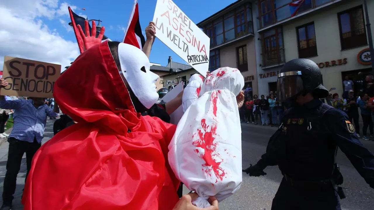 Manifestantes contra el genocidio en Gaza al paso de la Vuelta Ciclista a España por Ponferrada. (Foto: César Hornija)