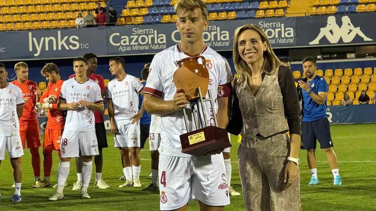 El equipo de Llona se impone al Alcorcón (0-1) con un gol en el minuto 87 y 'suma kiómetros' con la mirada en el Racing de Santander