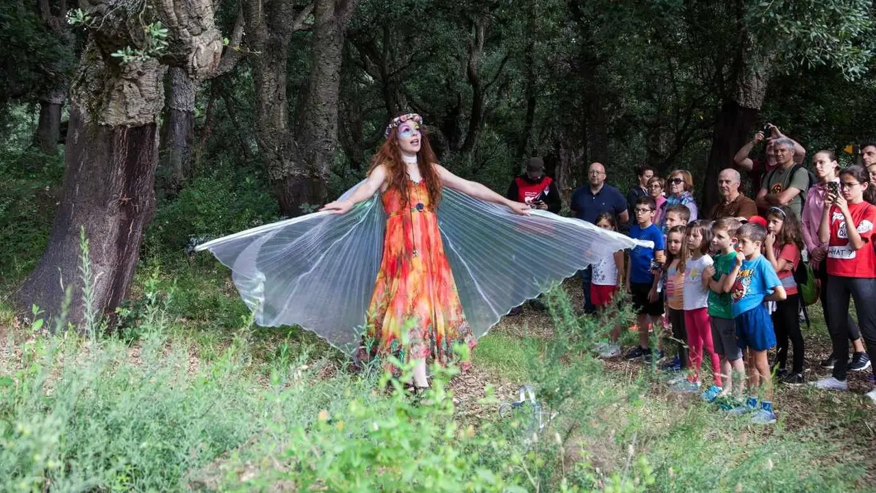 Escenas de la 'Senda Encantada' organizada por Dinamia Teatro en el bosque de alcornoques de la localidad berciana de Cobrana