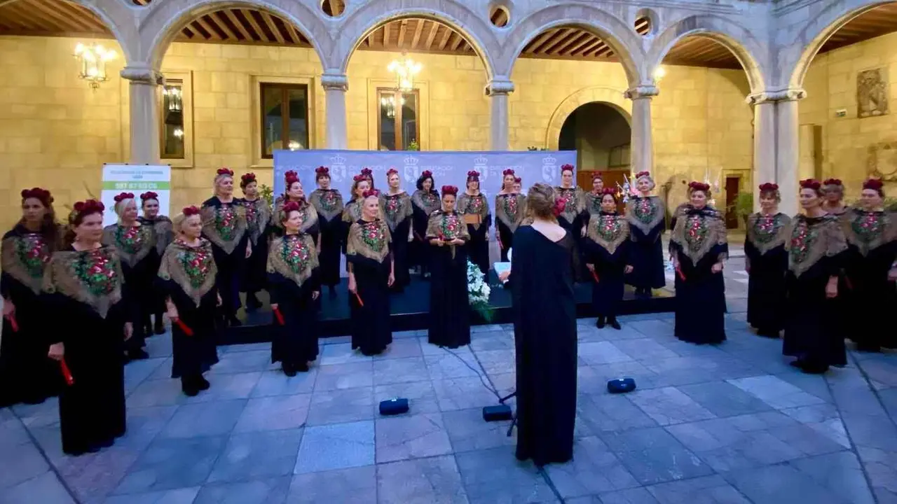 La programación se completó con un recital poético en el patio del Palacio de los Guzmanes a cargo de Marcelo Tettamanti y Ana Ibis, además de la intervención del coro Femenino Coral y de la cantautora Isamil9.