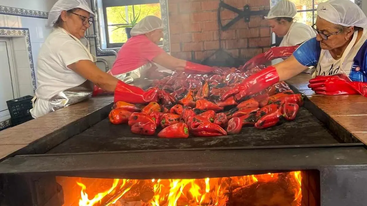 En el obrador del Palacio de Canedo, Prada a Tope ya ha comenzado la elaboración de los pimientos asados del Bierzo, “cosechados aquí en El Bierzo, nunca de otro sitio”, según explican desde la emblemática firma.