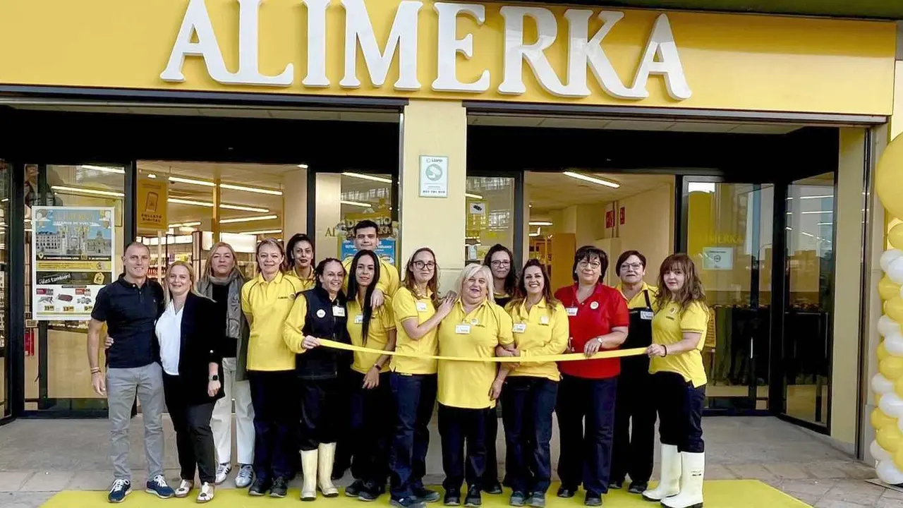 El equipo de profesionales del supermercado Alimerka de Baldomero Lozano