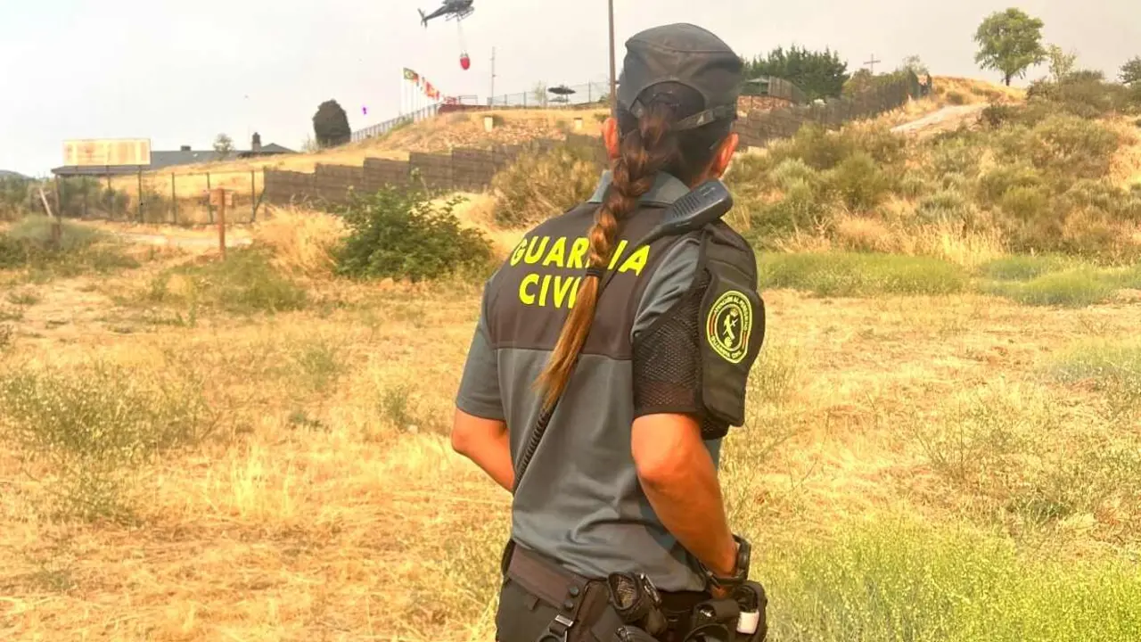 Una agente de la Guardia Civil, durante las labores de vigilancia.