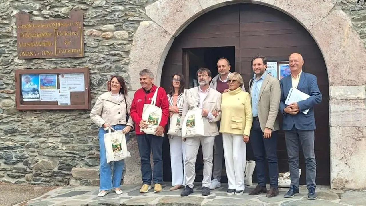 La Federación de Municipios debate en Murias soluciones frente a los incendios en el medio rural.