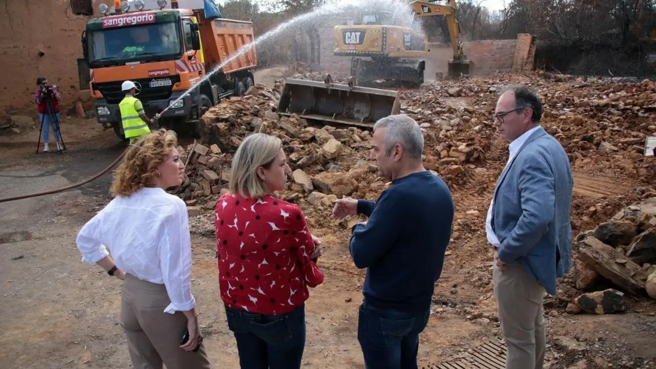 La vicepresidenta de la Junta visita trabajos de desescombro y se reúne con alcaldes afectados por el incendio de Molezuelas de la Carballeda-Castrocalbón. Fotos: Peio García