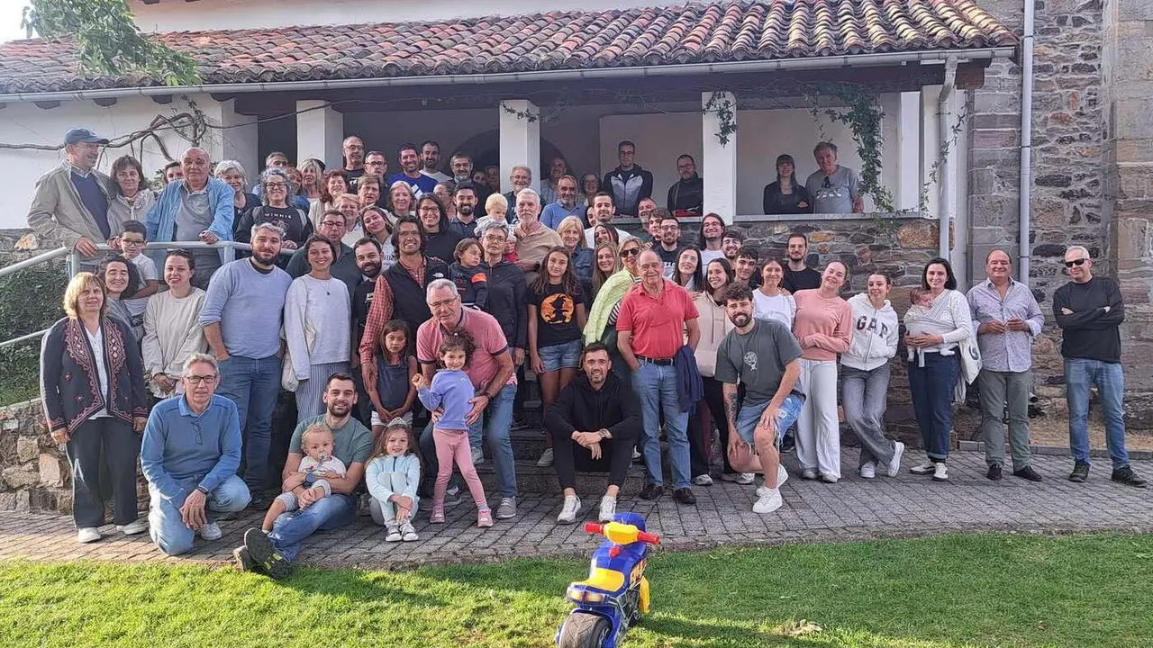 Participantes en una de las charlas en Folledo.