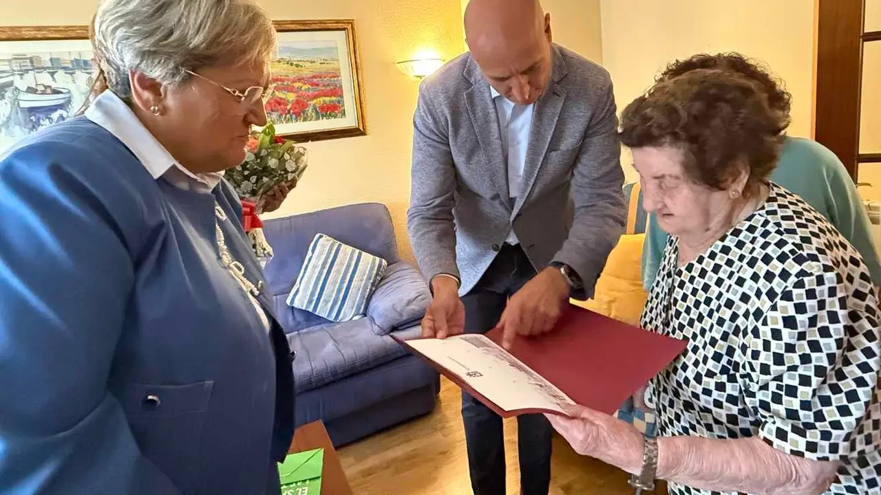 La vecina leonesa, nacida en Sahagún, cumple 100 años en plena forma y recibe la visita del alcalde de León, José Antonio Diez, y de la concejala Lourdes González. Fotos: AytoLeón