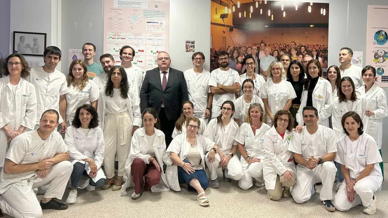 Profesionales de estas unidades posan junto al consejero del área.