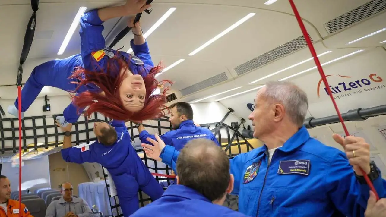 La bióloga leonesa Sara García, primera mujer española en la reserva de astronautas de la Agencia Espacial Europea (ESA), ha completado esta semana uno de los hitos más exigentes de su preparación: tres vuelos parabólicos en Burdeos, Francia.