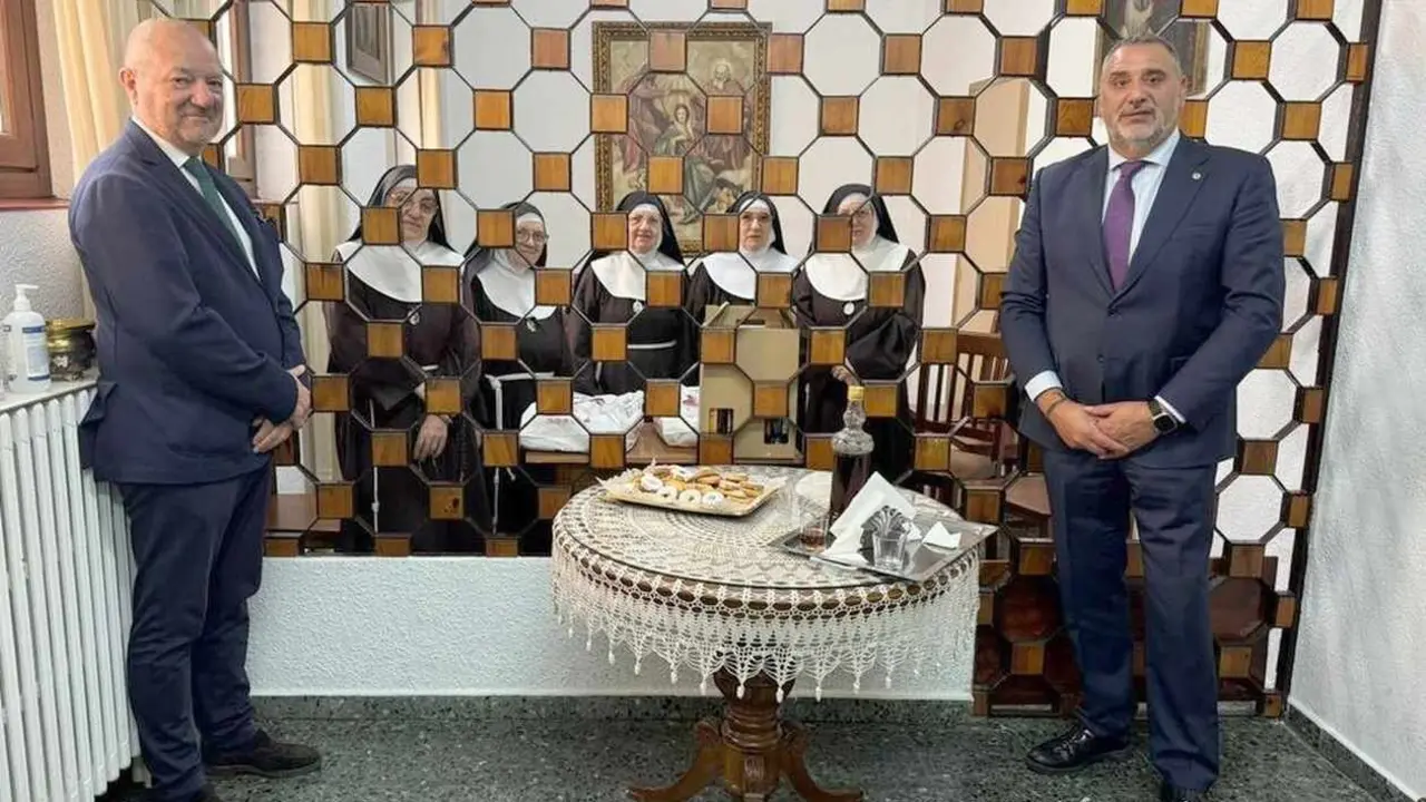 El abad entrante y saliente durante la visita institucional.