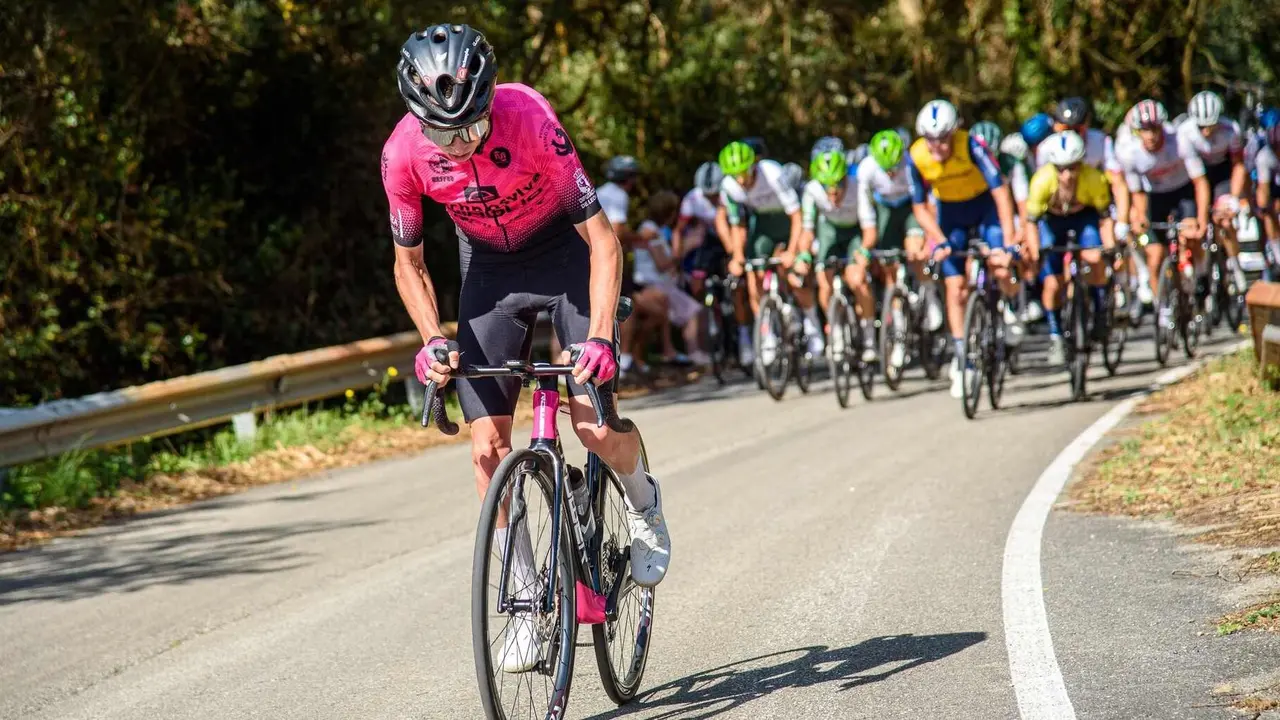Jesse Maris conquista la etapa reina de la Volta a Galicia con el Technosylva Maglia Rower Bembibre. El ciclista estadounidense se impone en un agónico sprint y asegura matemáticamente el maillot de la montaña para el equipo leonés.