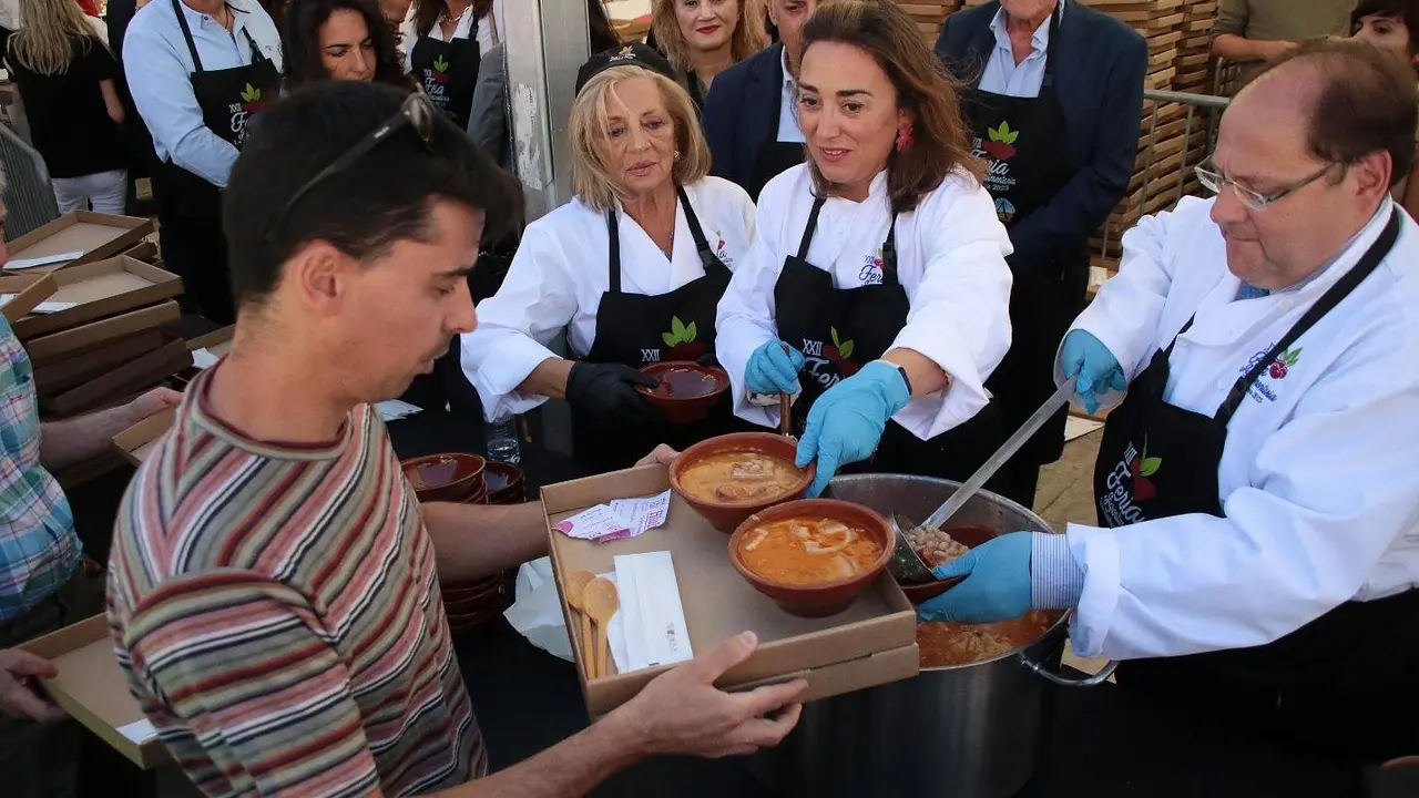 González Corral subraya el liderazgo de la Comunidad en la producción de legumbres de calidad en España. La consejera de Agricultura, Ganadería y Desarrollo Rural asiste a la XXII Feria Agroalimentaria y Alubiada de La Bañeza. Fotos: Peio García