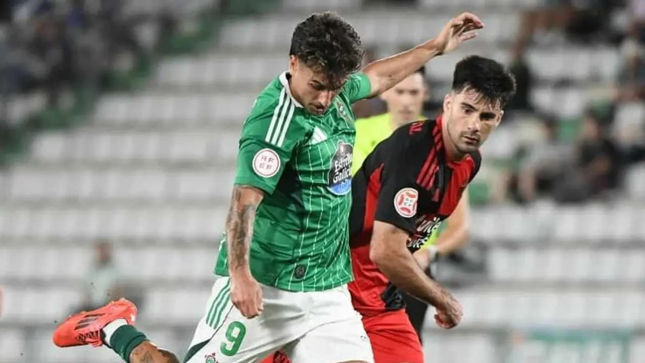 Un lance del encuentro disputado por la Ponferradina ante el Ferrol.