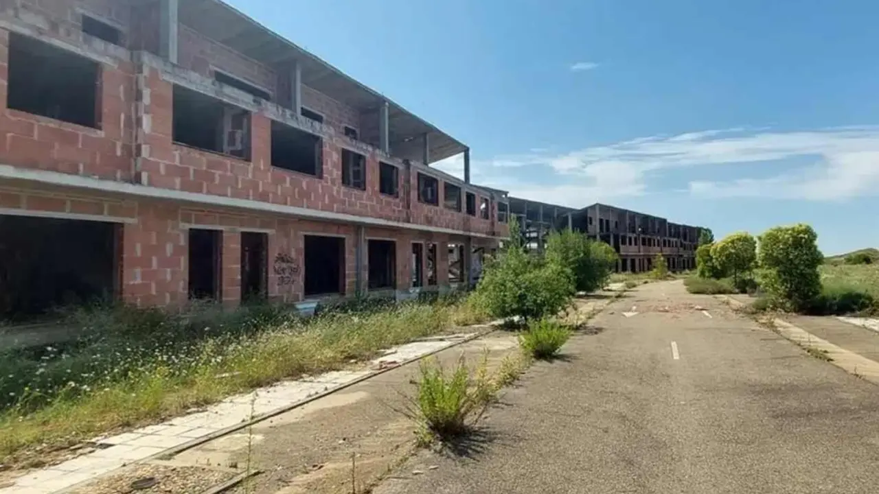 Salen a la venta los 73 chalets de la urbanización 'Mira León' por 1,5 millones tras más de una década abandonada.