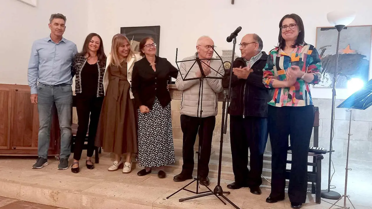 La Fundación Merayo ha ofrecido este pasado viernes un recital, en su sede de la antigua “Casa Arriola”, con el tándem María Rosa Sánchez Suárez-Miguel Ángel Alegre Martínez. Conocidos de la escena musical leonesa por su prolífica actividad en coros y distintos grupos, esta vez han ofrecido una experiencia musical, pero también literaria.