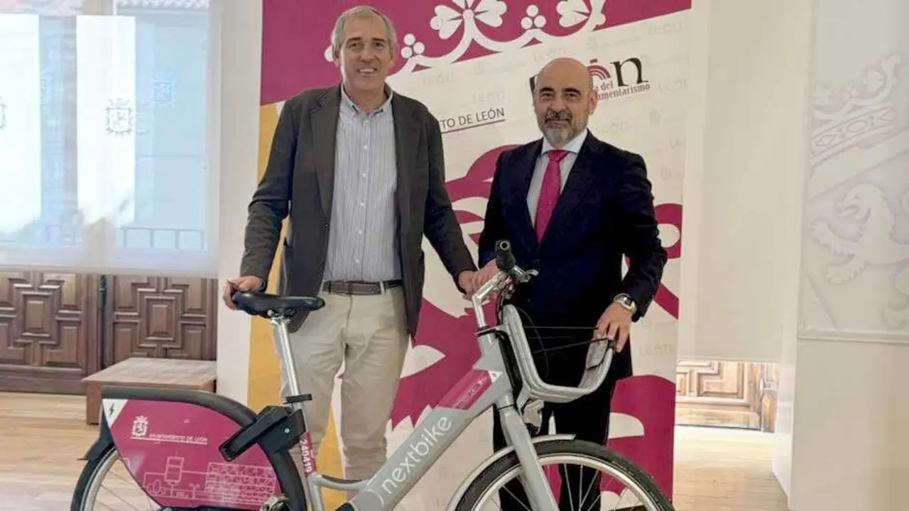El concejal de Deportes, Vicente Canuria, junto al director de Comunicación de El Corte Inglés en León, Juan Carlos Vázquez.
