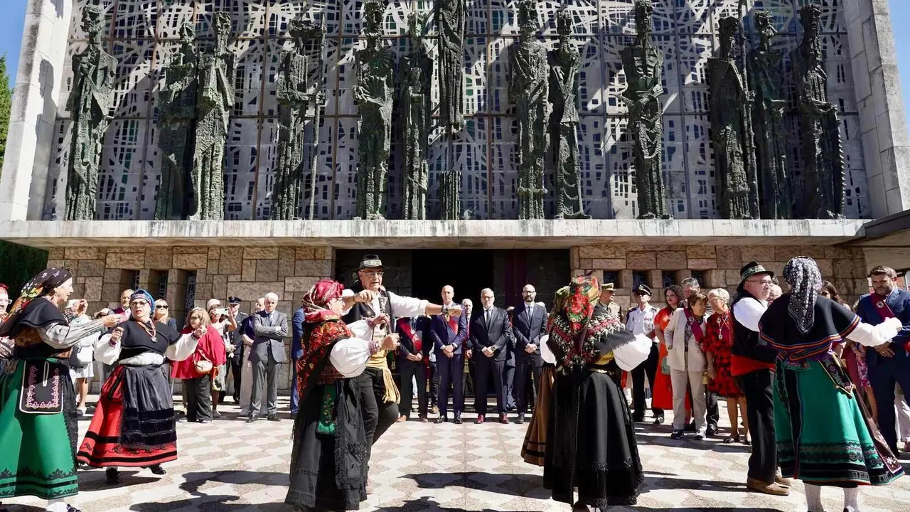 Misa de la festividad de la Virgen del Camino, con presencia de los Ayuntamientos del Voto. Asisten el presidente de las Cortes Autonómicas, Carlos Pollán, y miembros de la corporación municipal de Leó