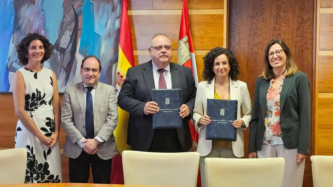 Foto de familia a la conclusión de la firma del acuerdo.
