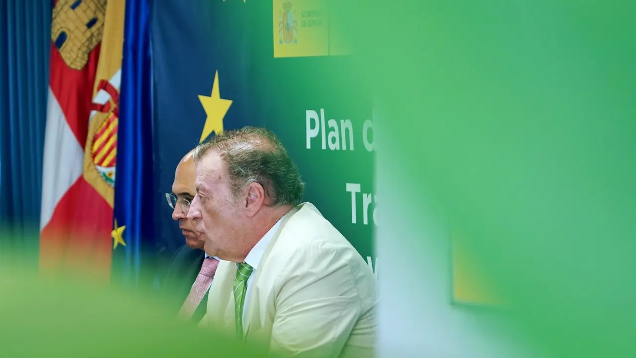 El delegado Territorial de la Agencia Estatal de Meteorología (Aemet) en Castilla y León, Manuel Mora, acompañado del subdelegado del Gobierno en Valladolid, Jacinto Canales, hace un resumen climático del verano, un balance del año hidrológico y la predicción estacional para el otoño.