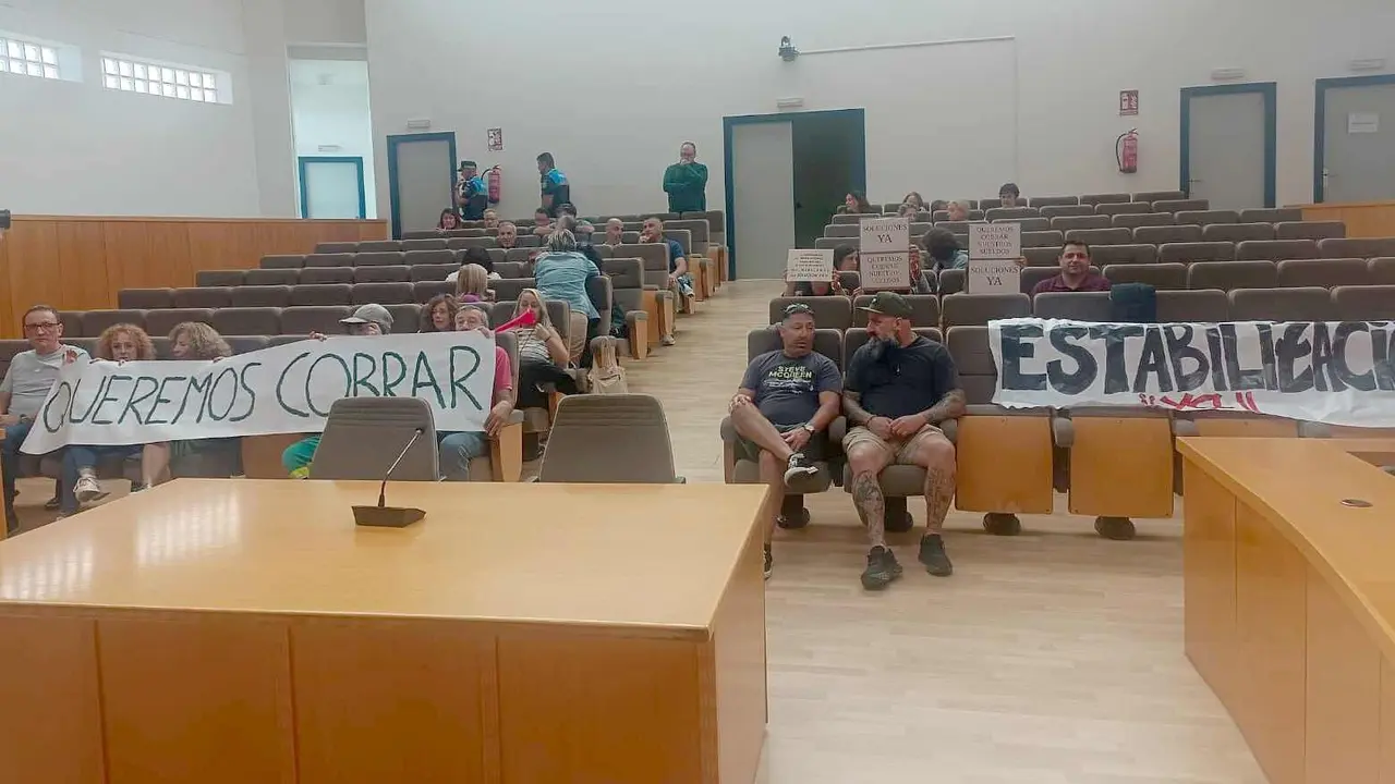 Trabajadores del Ayuntamiento de San Andrés, este martes, en el salón de plenos.