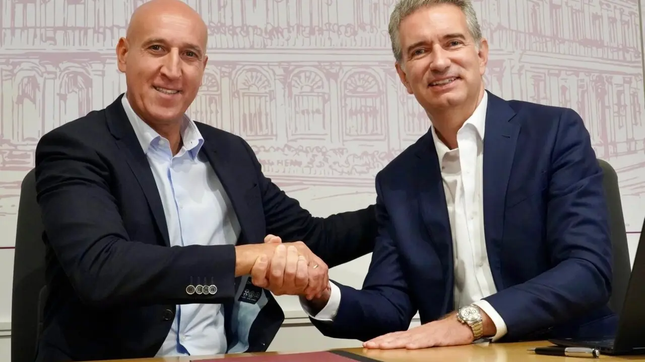 El alcalde de León, José Antonio Diez, y el director general de HP, Miguel Ángel Turrado, firman un protocolo para el desarrollo de la innovación en la administración municipal
