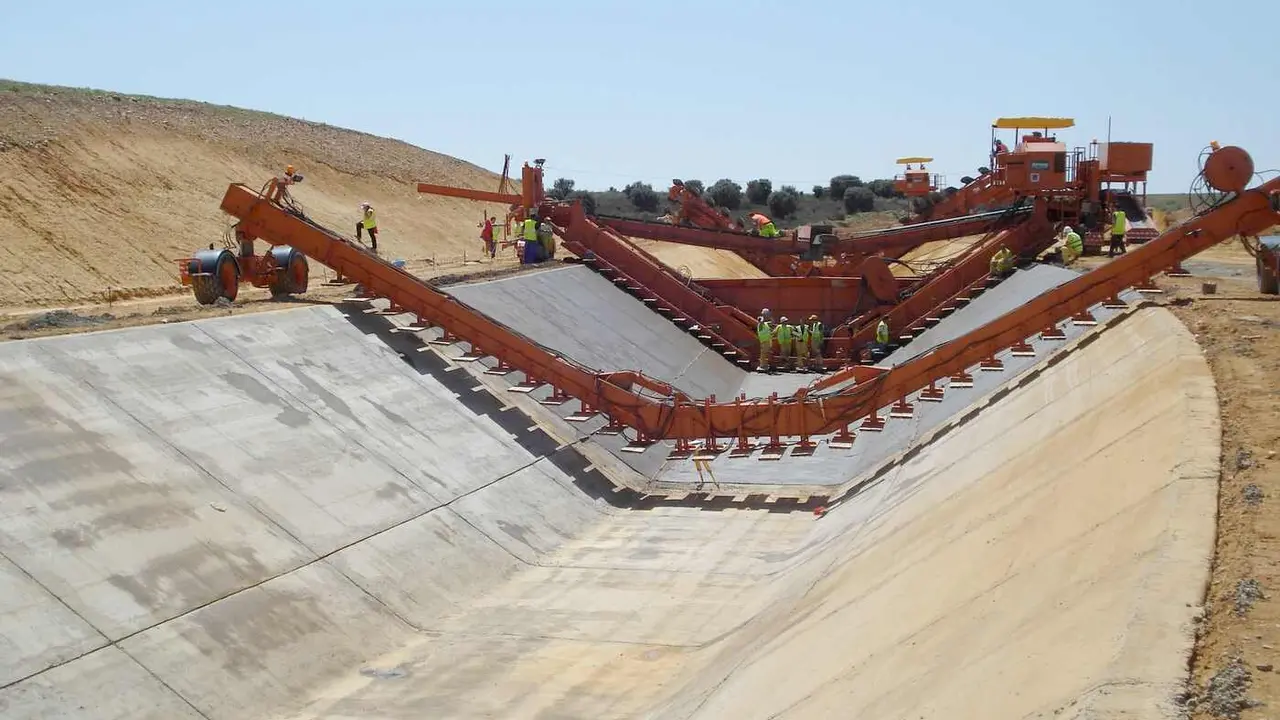 Obras en el canal, durante las grandes acometidas de la infraestructura.